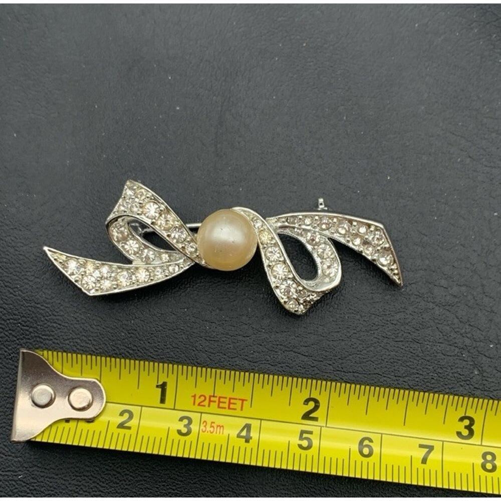 Vintage Marbella Silver Tone Bow Brooch With Rhinestones And A Faux Pearl - Picture 3 of 5